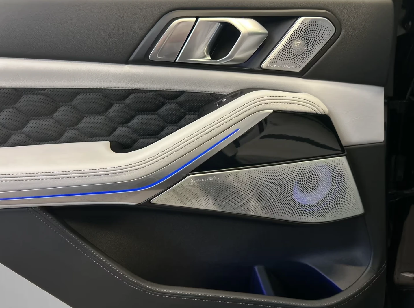 BMW X5 M COMPETITION * BOWERS & WILKINS* SKY LOUNGE* 360*, снимка 5 - Автомобили и джипове - 54940412
