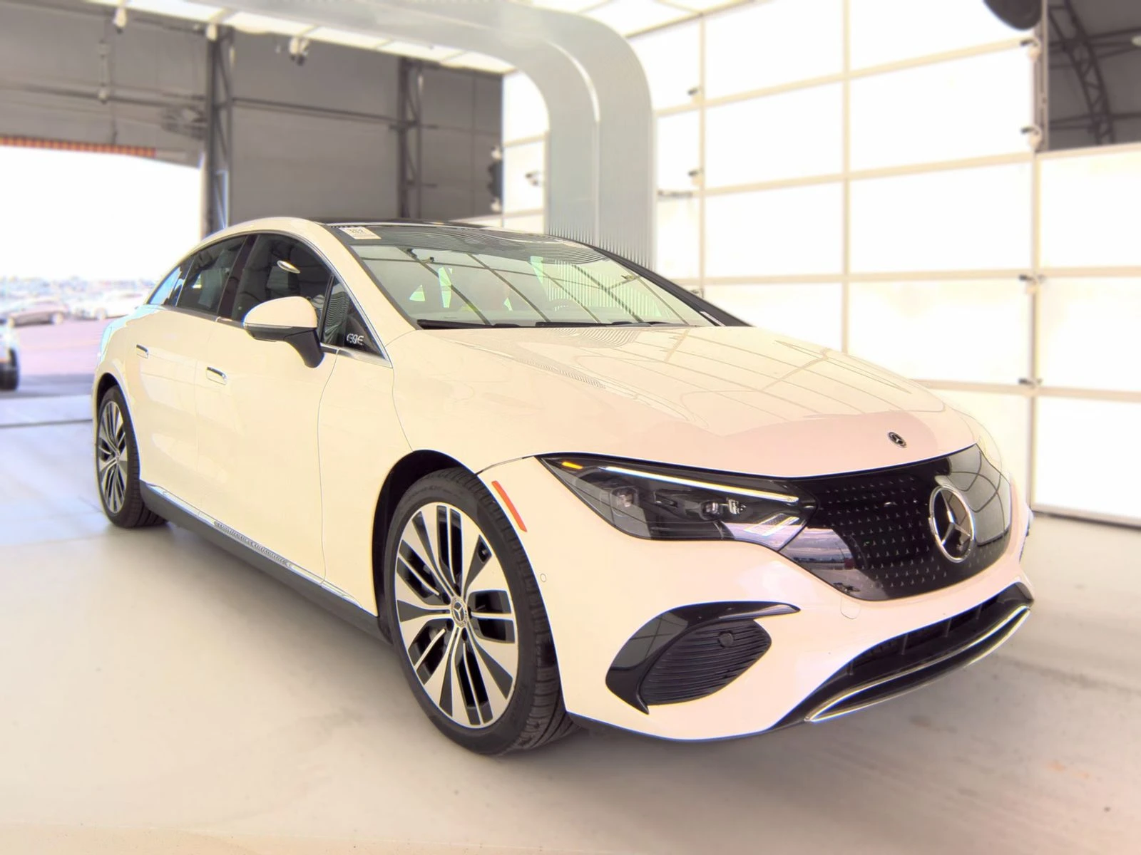 Mercedes-Benz EQE 350 4MATIC Sedan* ЦЕНА ДО СОФИЯ, снимка 2 - Автомобили и джипове - 56259697