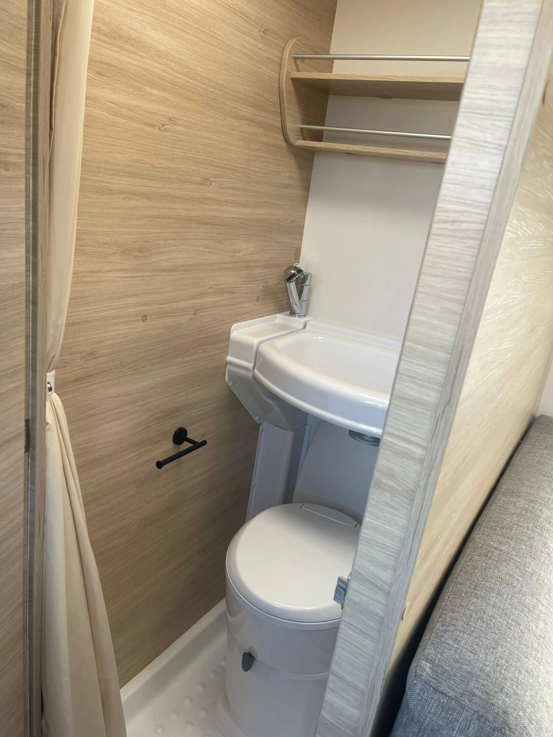 Каравана Caravelair Фамилия , снимка 6 - Каравани и кемпери - 53186221