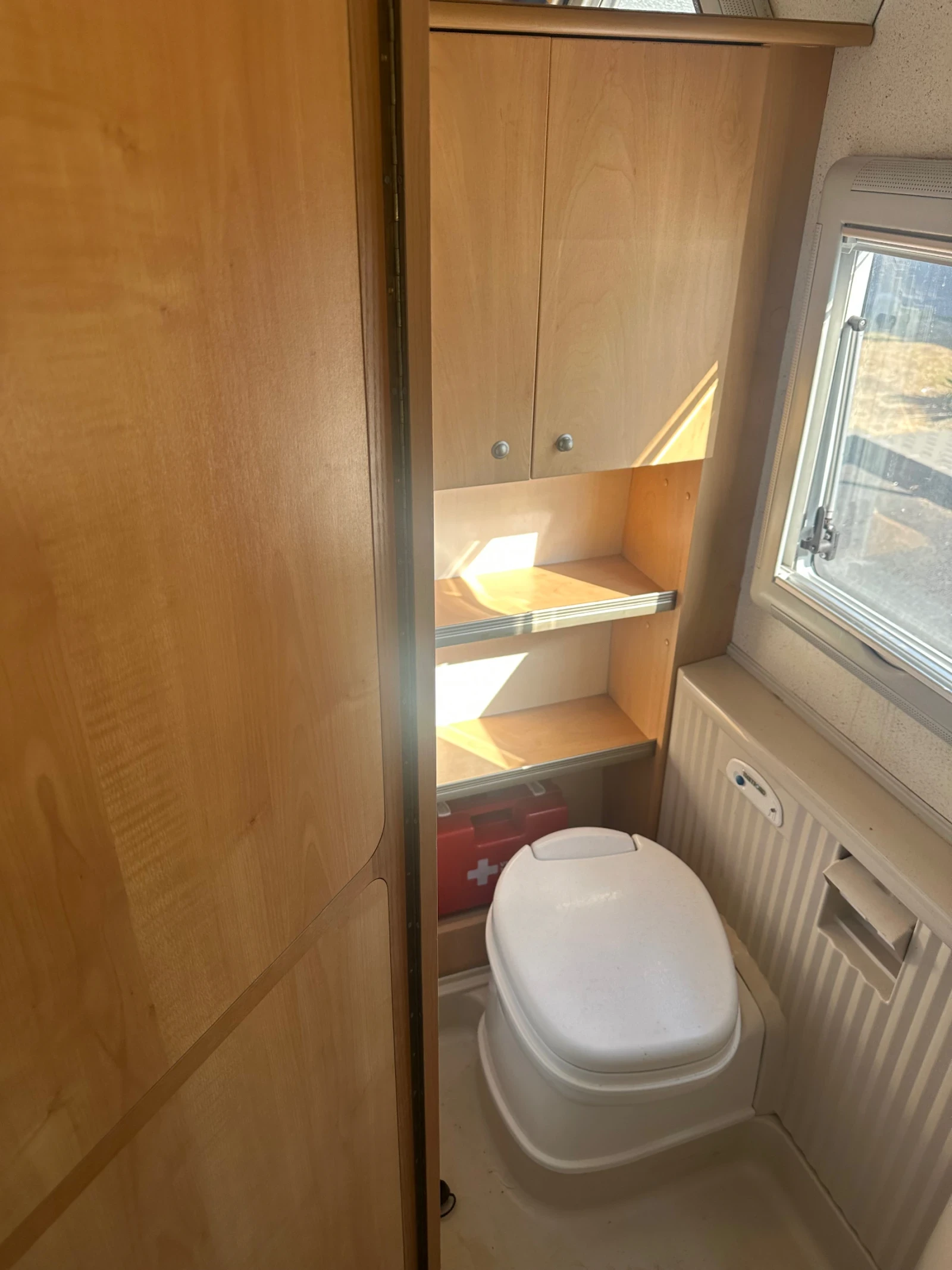 Кемпер Burstner Elegance 532-l, снимка 9 - Каравани и кемпери - 55624159