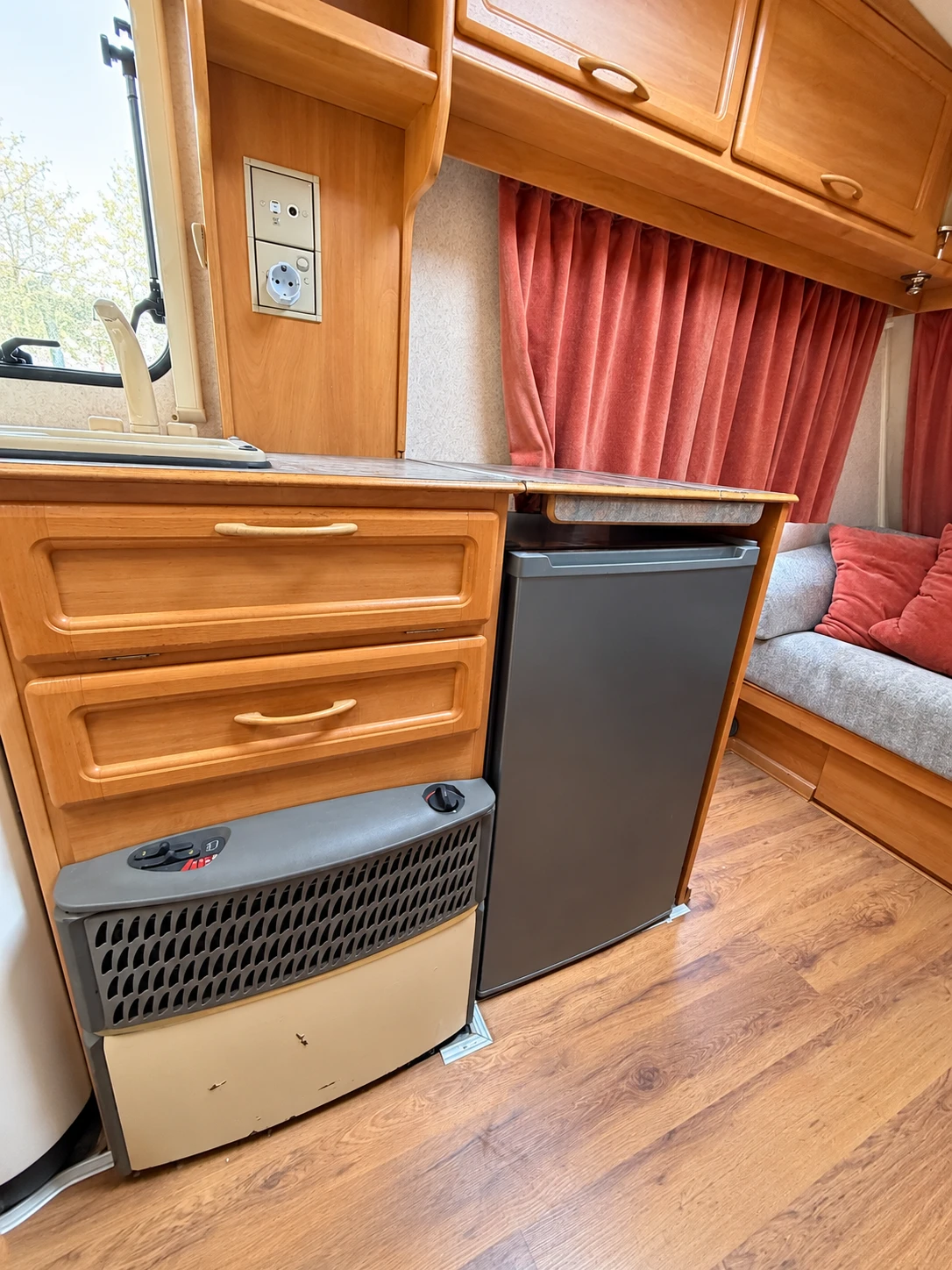 Каравана Swift Classic Baronette, снимка 4 - Каравани и кемпери - 56562941