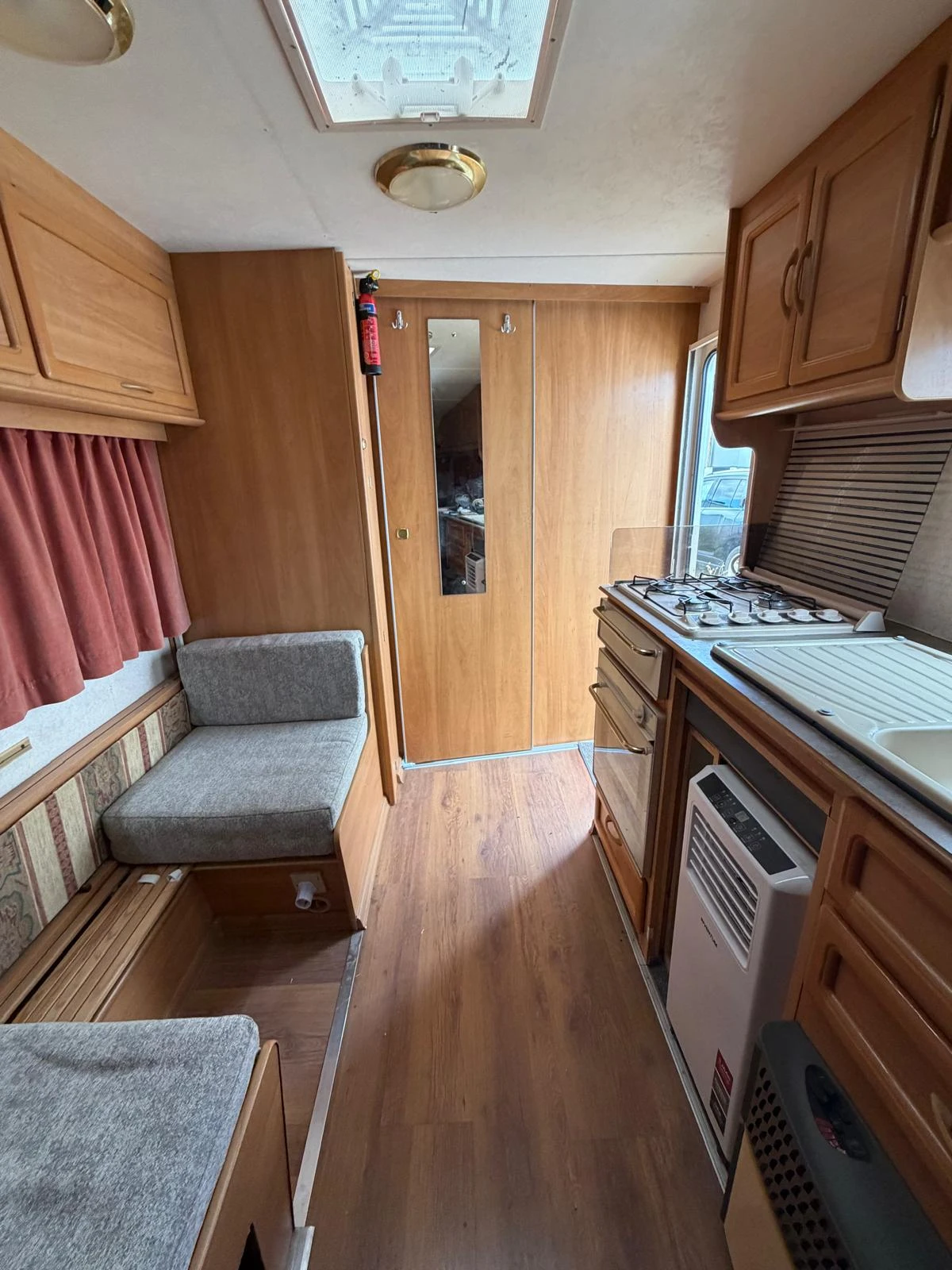 Каравана Swift Classic Baronette, снимка 8 - Каравани и кемпери - 56562941