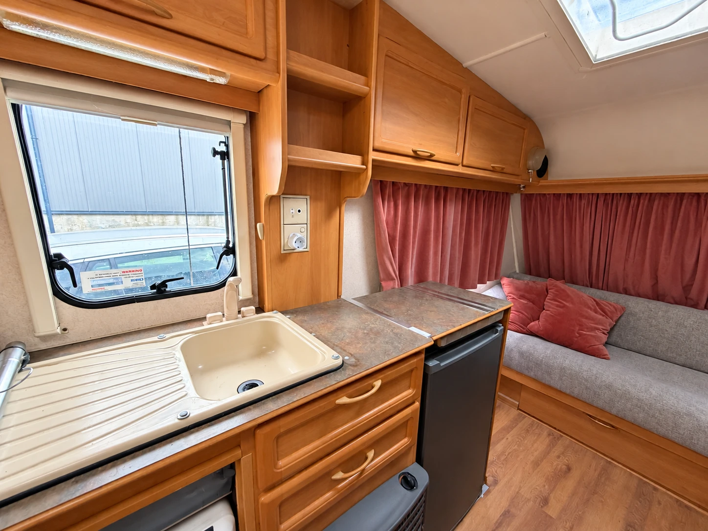 Каравана Swift Classic Baronette, снимка 6 - Каравани и кемпери - 56562941