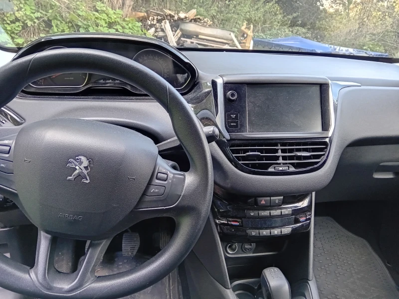 Peugeot 208, снимка 13 - Автомобили и джипове - 47572334