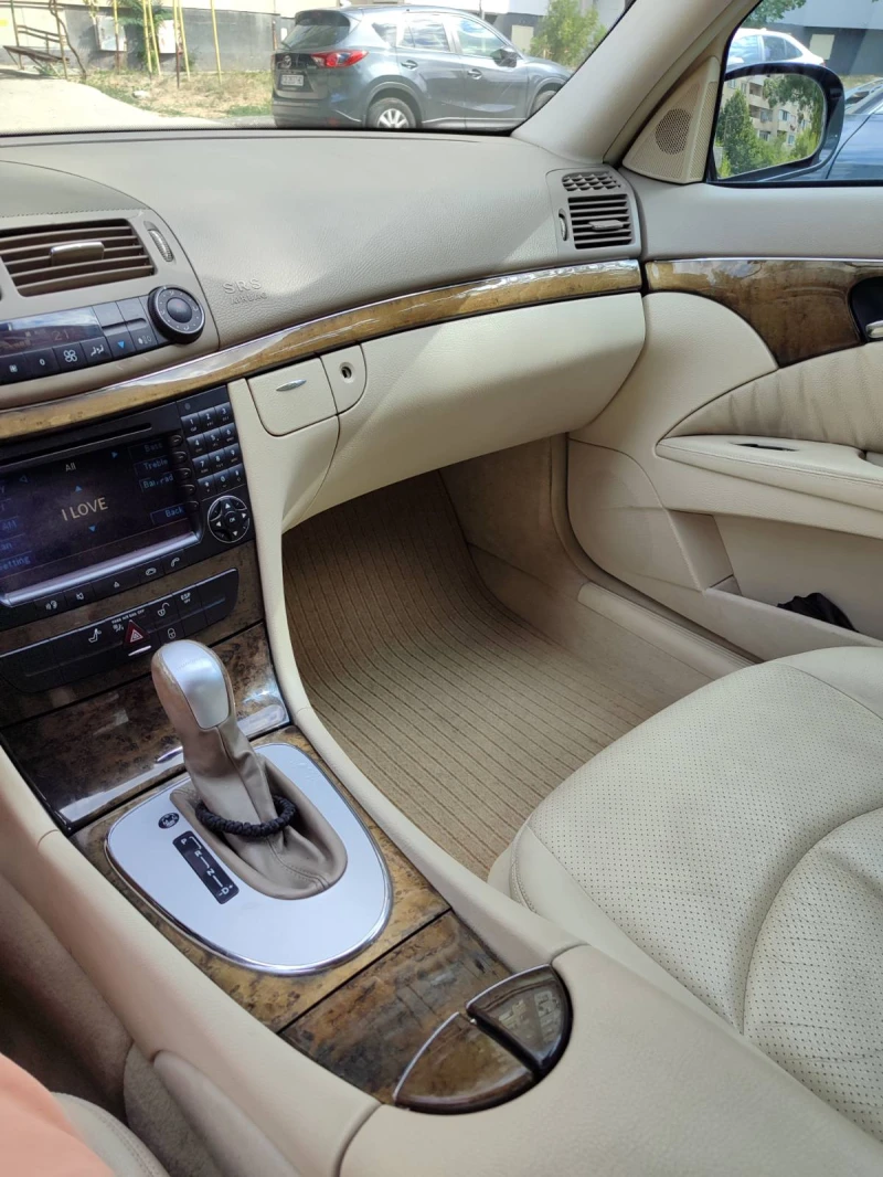 Mercedes-Benz E 320, снимка 15 - Автомобили и джипове - 52548441