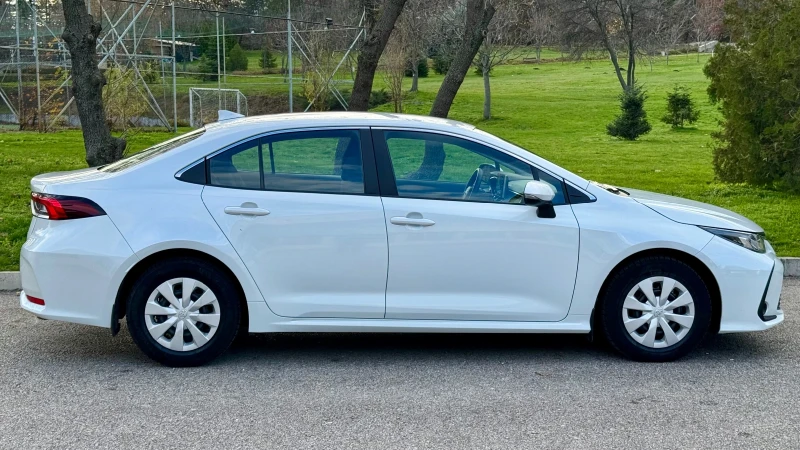 Toyota Corolla 1.8 Hybrid Sedan, снимка 5 - Автомобили и джипове - 52593191