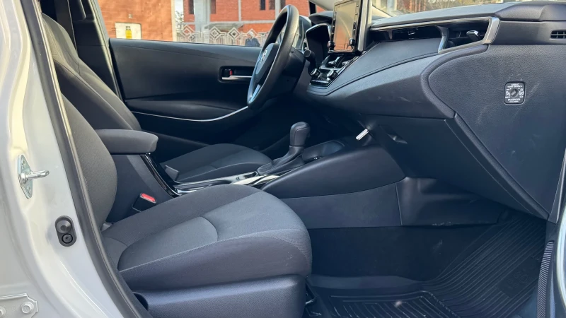 Toyota Corolla 1.8 Hybrid Sedan, снимка 13 - Автомобили и джипове - 52593191