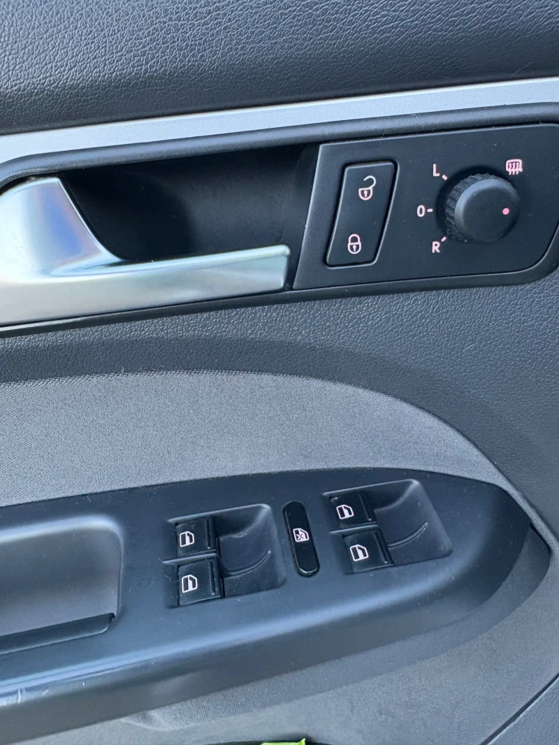 VW Touran 1.6 TDI, снимка 15 - Автомобили и джипове - 52738882