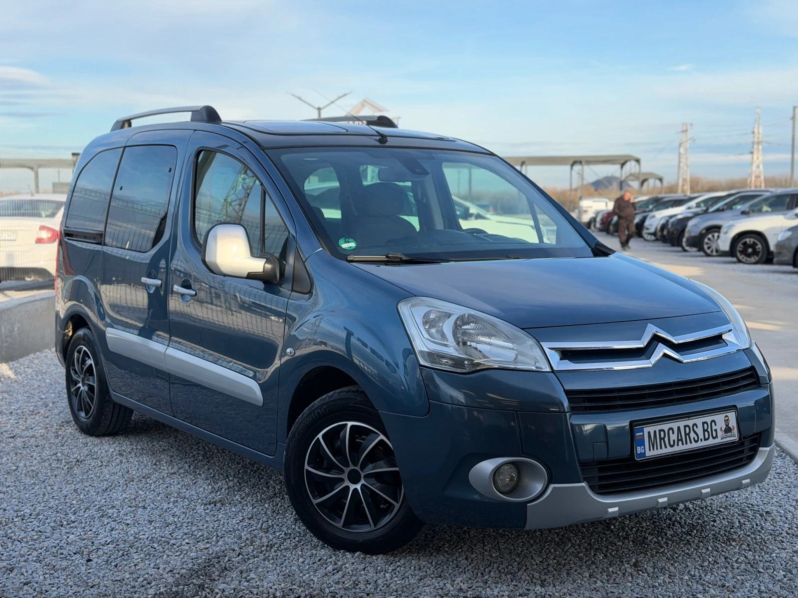 Citroen Berlingo  БЕНЗИН / ГАЗ / ПАНОРАМА  - изображение 3