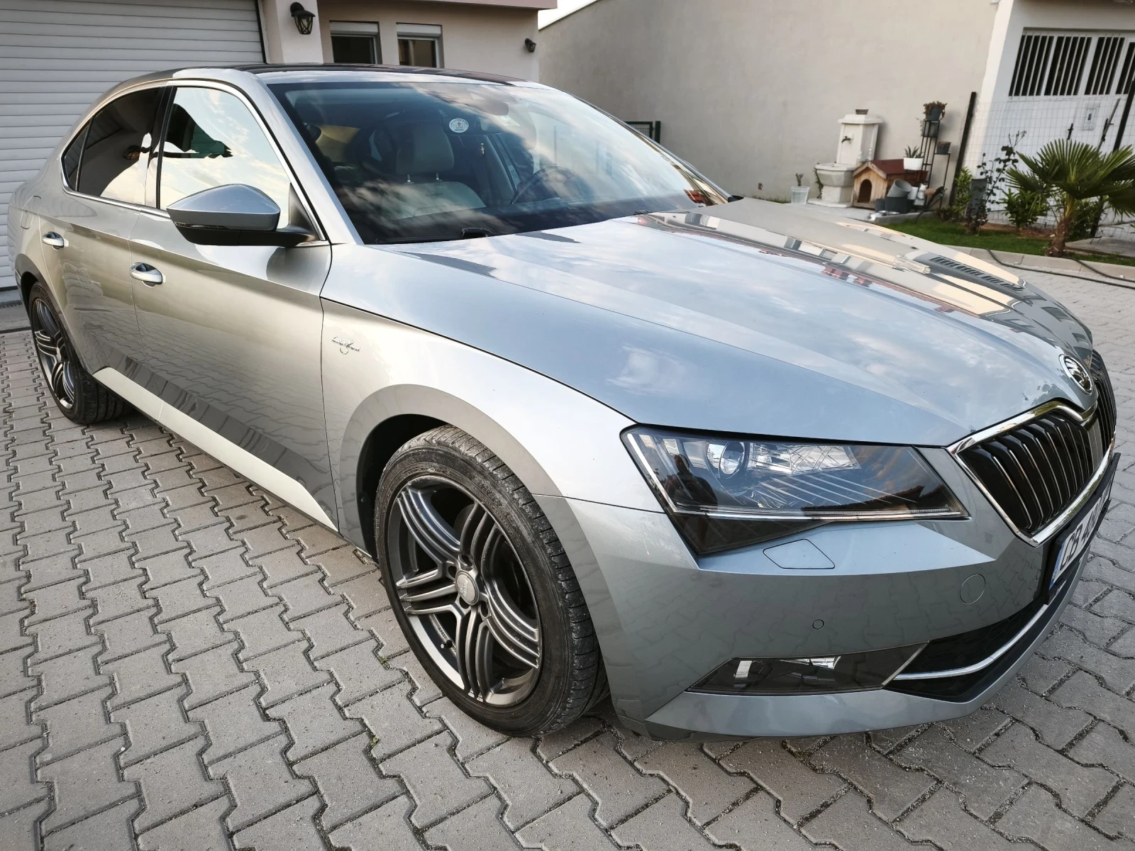 Skoda Superb 2.0 TDI Laurin & Klement, снимка 3 - Автомобили и джипове - 54623402