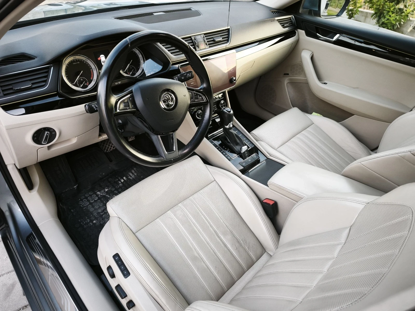 Skoda Superb 2.0 TDI Laurin & Klement, снимка 7 - Автомобили и джипове - 54623402