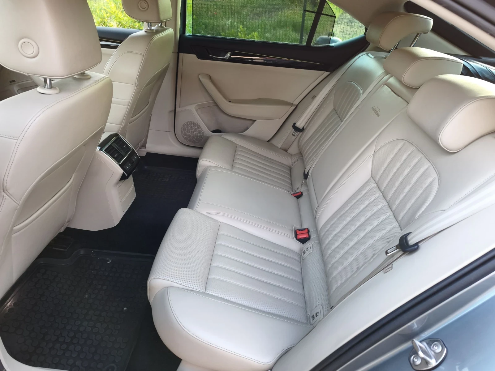Skoda Superb 2.0 TDI Laurin & Klement, снимка 12 - Автомобили и джипове - 54623402