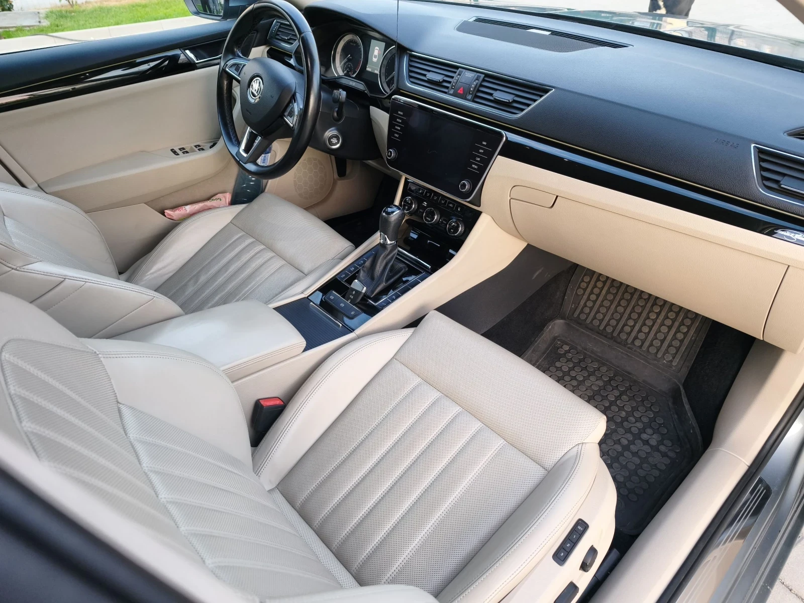 Skoda Superb 2.0 TDI Laurin & Klement, снимка 9 - Автомобили и джипове - 54623402