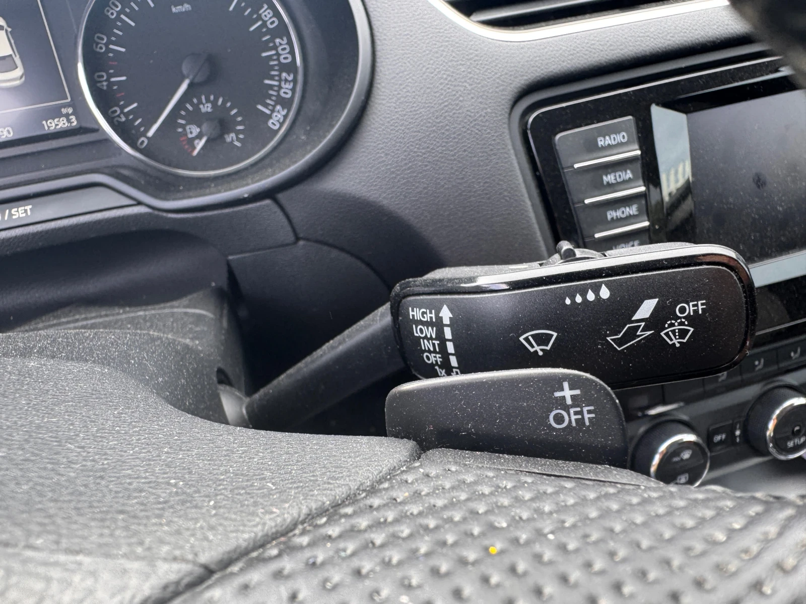 Skoda Octavia Canton/Bi-xenon/Високо ниво., снимка 14 - Автомобили и джипове - 55037778
