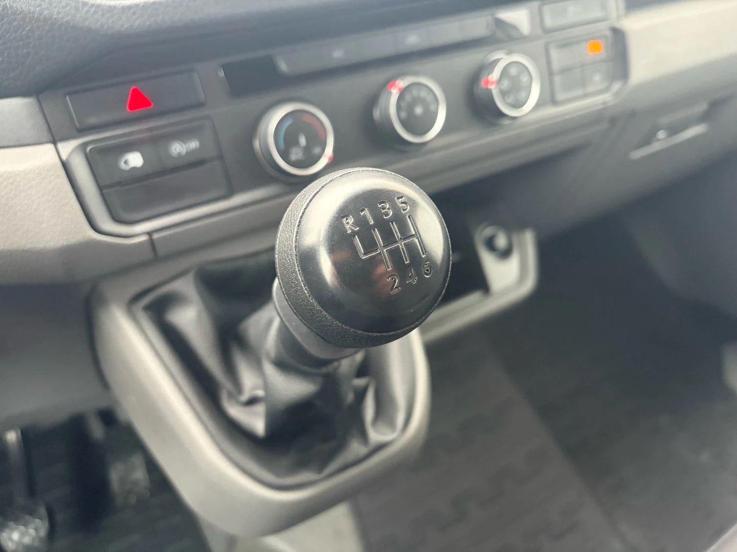 VW Crafter 35 Kasten L TDI 14.4 m3 предно - изображение 9