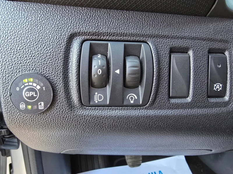 Renault Clio 0.900TCE-GPL/DESIGN-MOSCHINO, снимка 12 - Автомобили и джипове - 52179871