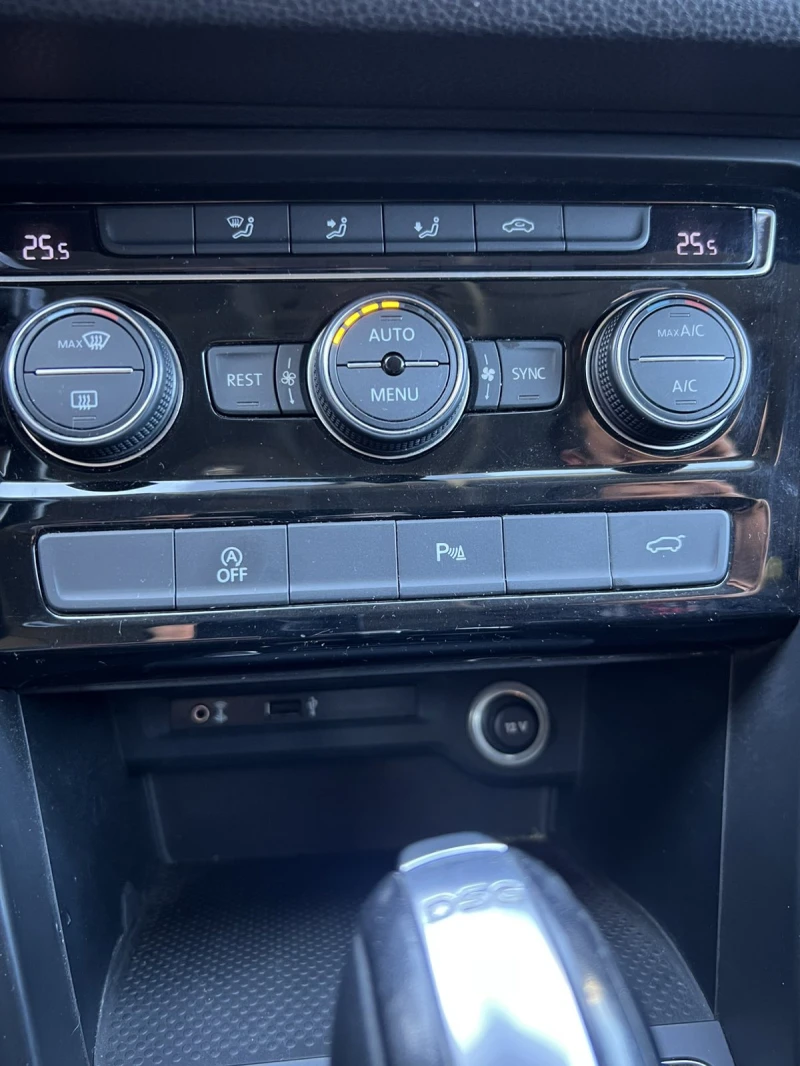 VW Touran 2.0 TDI, снимка 13 - Автомобили и джипове - 52935554