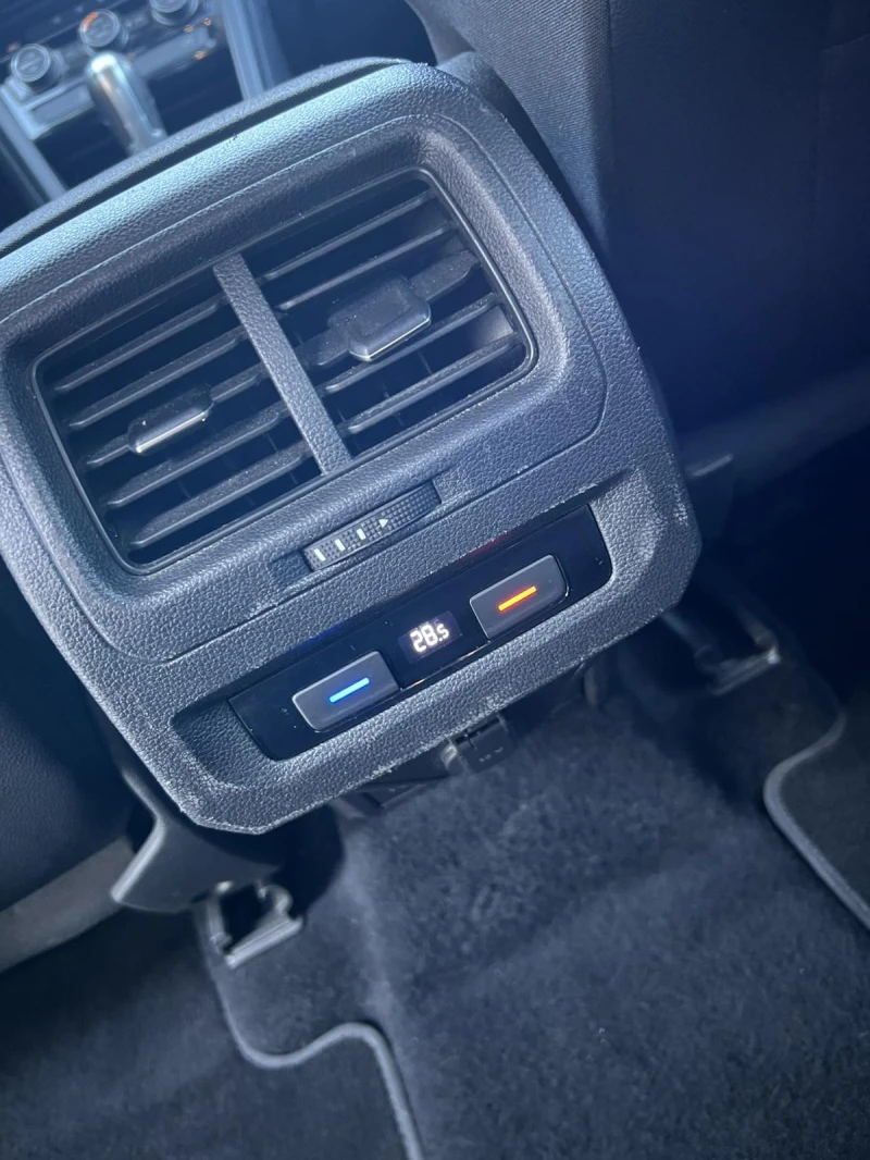 VW Touran 2.0 TDI, снимка 8 - Автомобили и джипове - 52935554