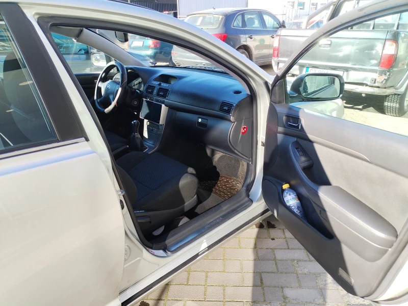 Toyota Avensis, снимка 10 - Автомобили и джипове - 52951027