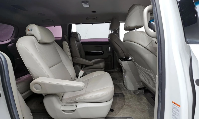 Kia Carnival 9-Seater Prestige, снимка 11 - Автомобили и джипове - 53456607
