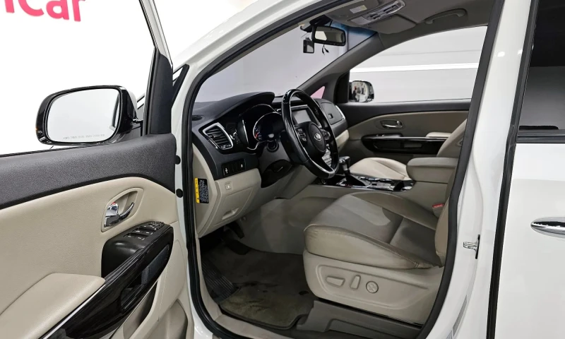 Kia Carnival 9-Seater Prestige, снимка 13 - Автомобили и джипове - 53456607