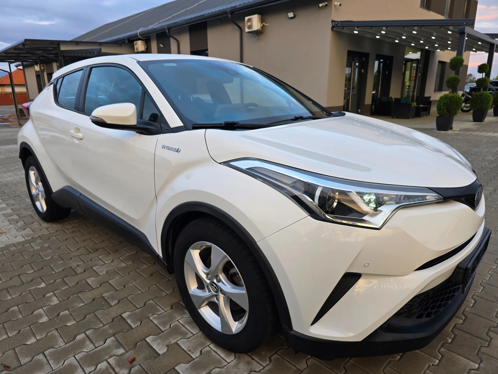 Toyota C-HR 1.8HYBRID, 102400км., 2017г.! | Mobile.bg — изображение 2