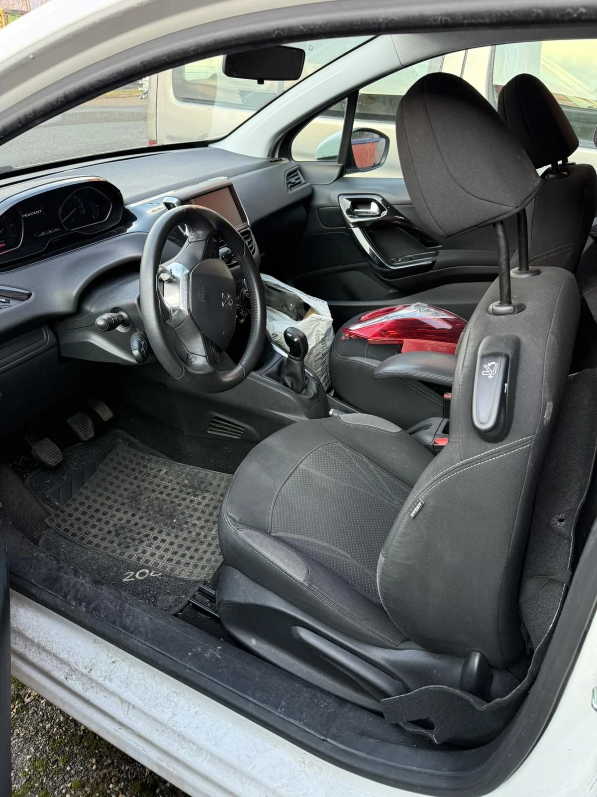 Peugeot 208 1.0 VTI. На части - изображение 10