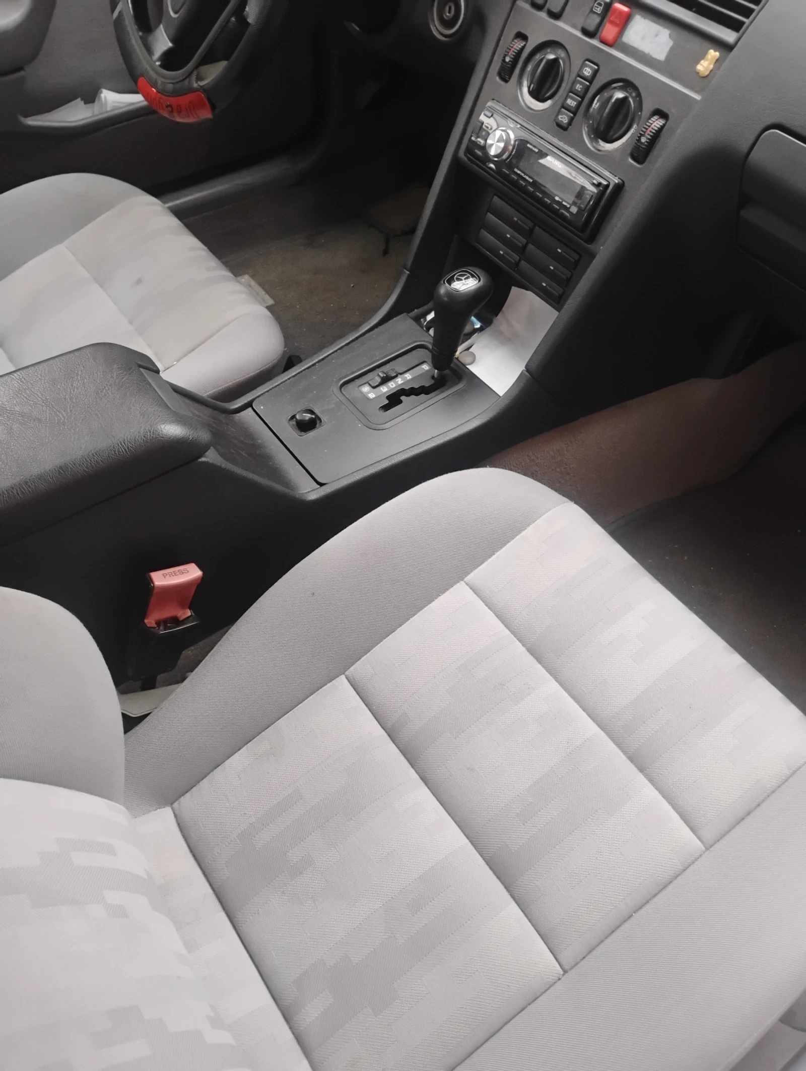 Mercedes-Benz C 180 Ц 180. 122 конски сили , снимка 8 - Автомобили и джипове - 53816460