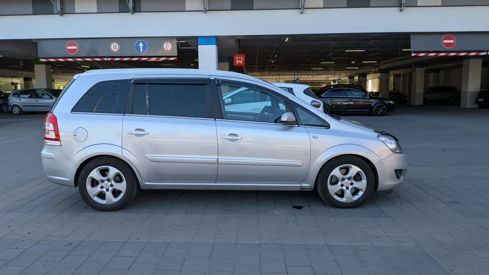 Opel Zafira 1.9 CDTI, снимка 12 - Автомобили и джипове - 55331337