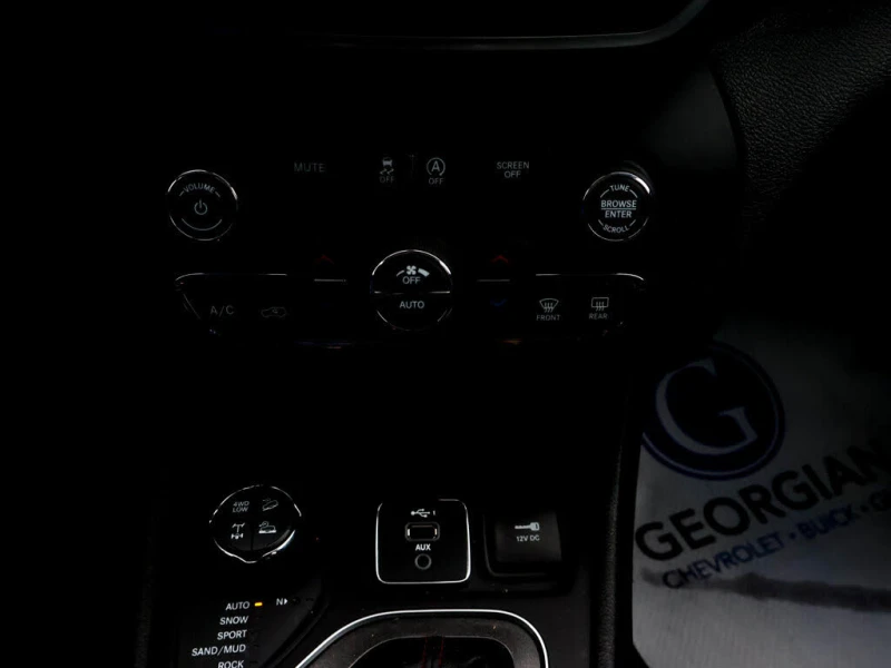 Jeep Cherokee TRAILHAWK * CARFAX * АвтоКредит* (ЦЕНА ДО БГ), снимка 16 - Автомобили и джипове - 53271646