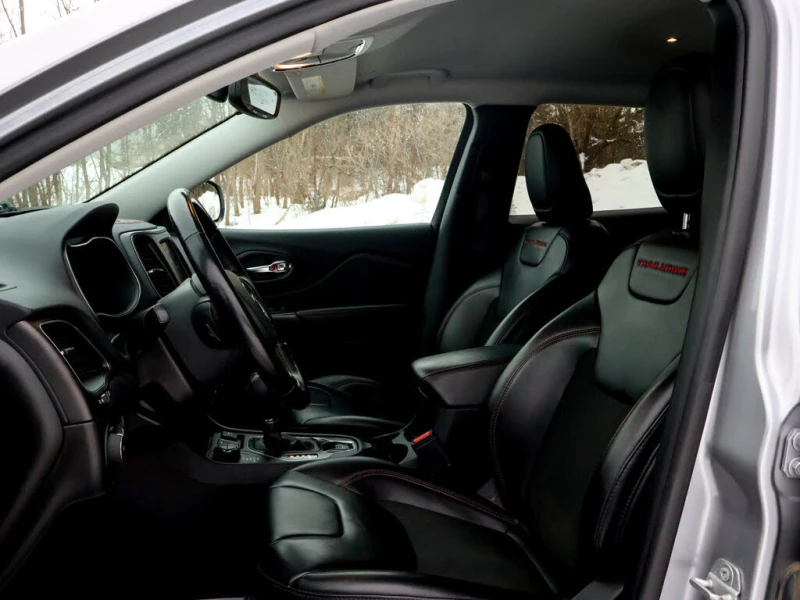 Jeep Cherokee TRAILHAWK * CARFAX * АвтоКредит* (ЦЕНА ДО БГ), снимка 10 - Автомобили и джипове - 53271646