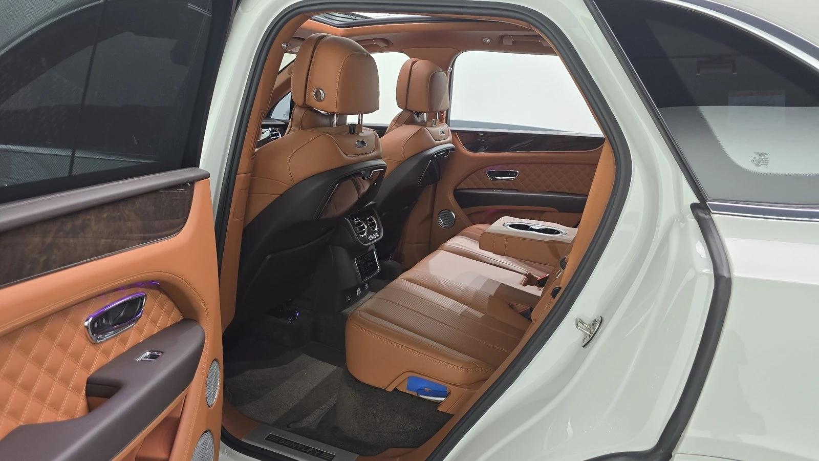 Bentley Bentayga 4.0 V8* ЛЮК* ОБДУХВАНЕ* МАСАЖ* HUD* 360* КРАЙНА ЦЕ, снимка 11 - Автомобили и джипове - 55336477