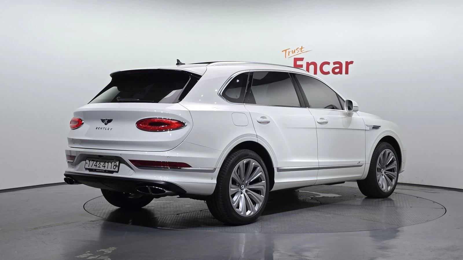 Bentley Bentayga 4.0 V8* ЛЮК* ОБДУХВАНЕ* МАСАЖ* HUD* 360* КРАЙНА ЦЕ, снимка 2 - Автомобили и джипове - 55336477