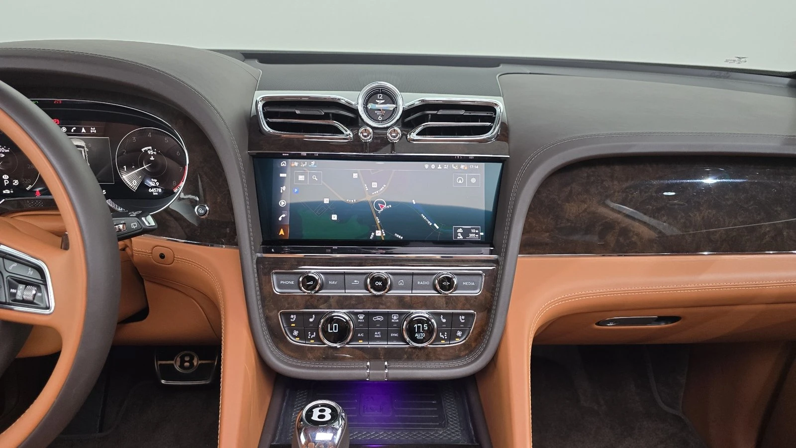 Bentley Bentayga 4.0 V8* ЛЮК* ОБДУХВАНЕ* МАСАЖ* HUD* 360* КРАЙНА ЦЕ, снимка 17 - Автомобили и джипове - 55336477