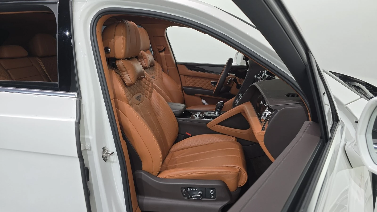 Bentley Bentayga 4.0 V8* ЛЮК* ОБДУХВАНЕ* МАСАЖ* HUD* 360* КРАЙНА ЦЕ, снимка 12 - Автомобили и джипове - 55336477