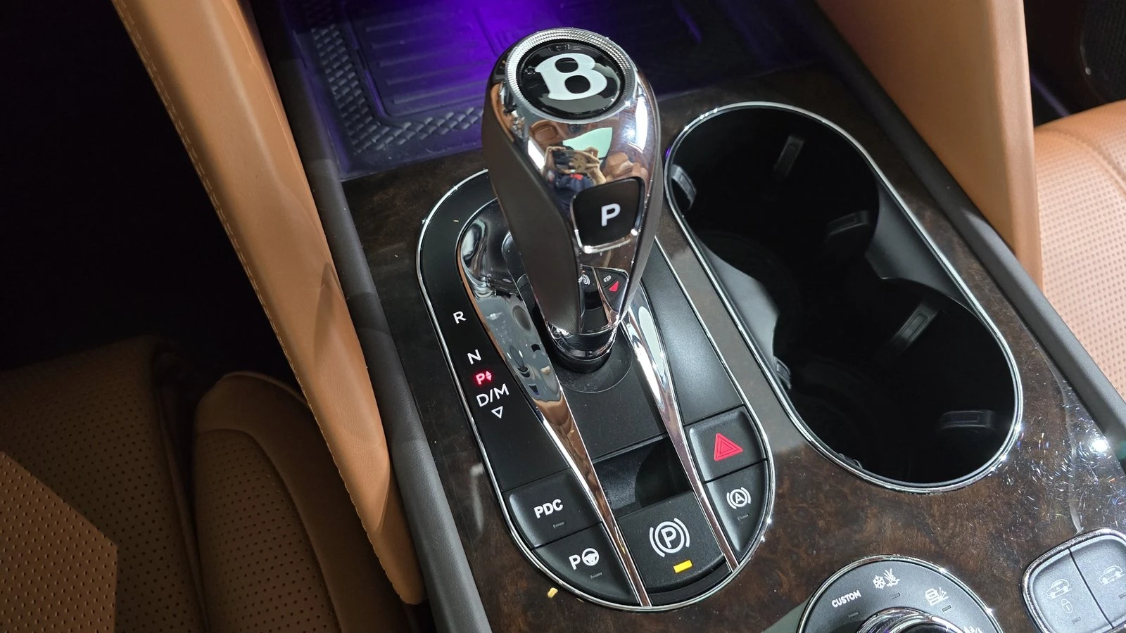 Bentley Bentayga 4.0 V8* ЛЮК* ОБДУХВАНЕ* МАСАЖ* HUD* 360* КРАЙНА ЦЕ, снимка 9 - Автомобили и джипове - 55336477