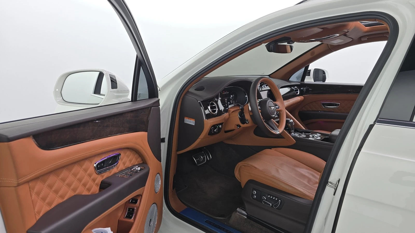 Bentley Bentayga 4.0 V8* ЛЮК* ОБДУХВАНЕ* МАСАЖ* HUD* 360* КРАЙНА ЦЕ, снимка 10 - Автомобили и джипове - 55336477