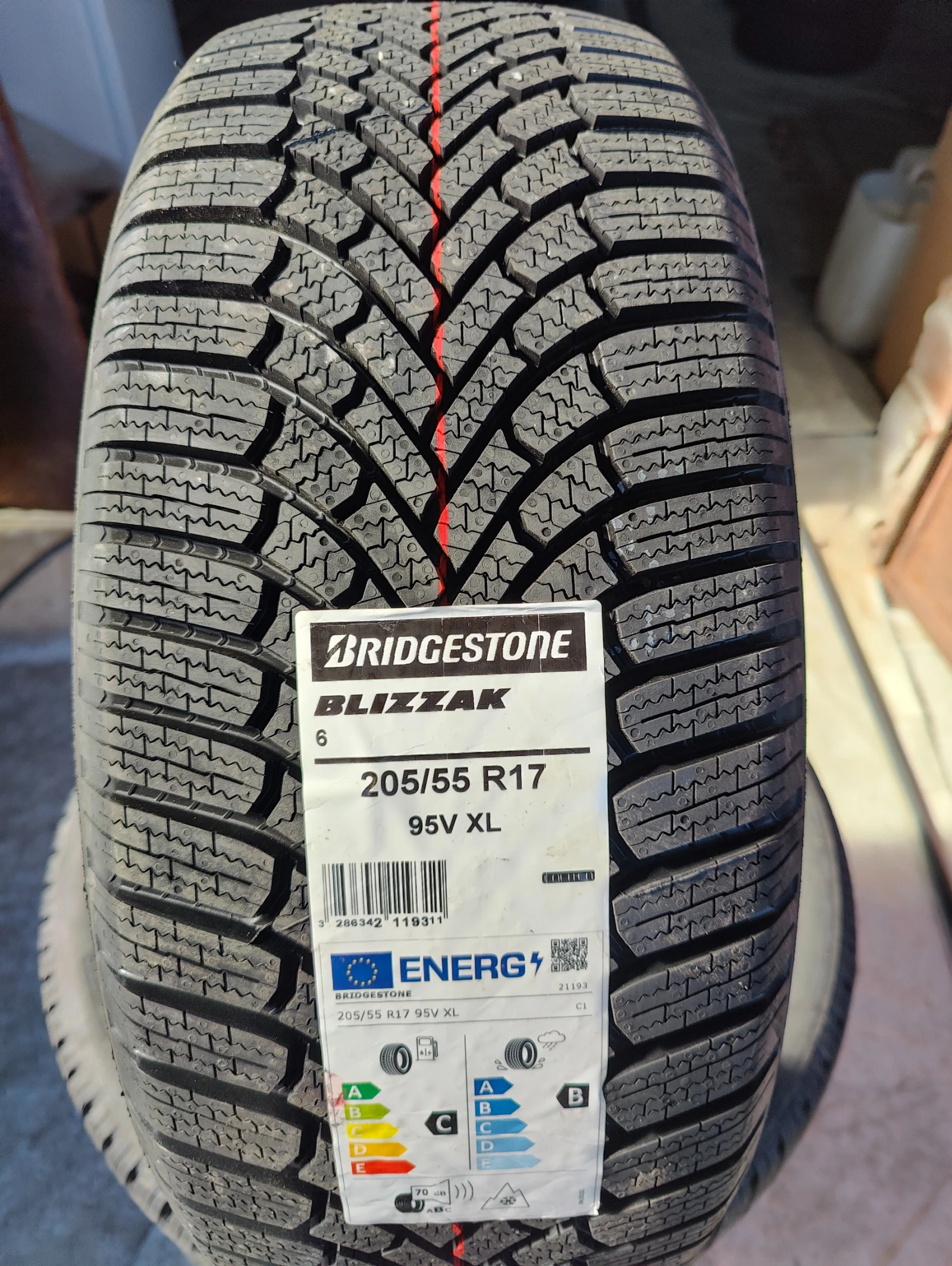 Гуми Зимни 205/55R17, снимка 4 - Гуми и джанти - 54178201