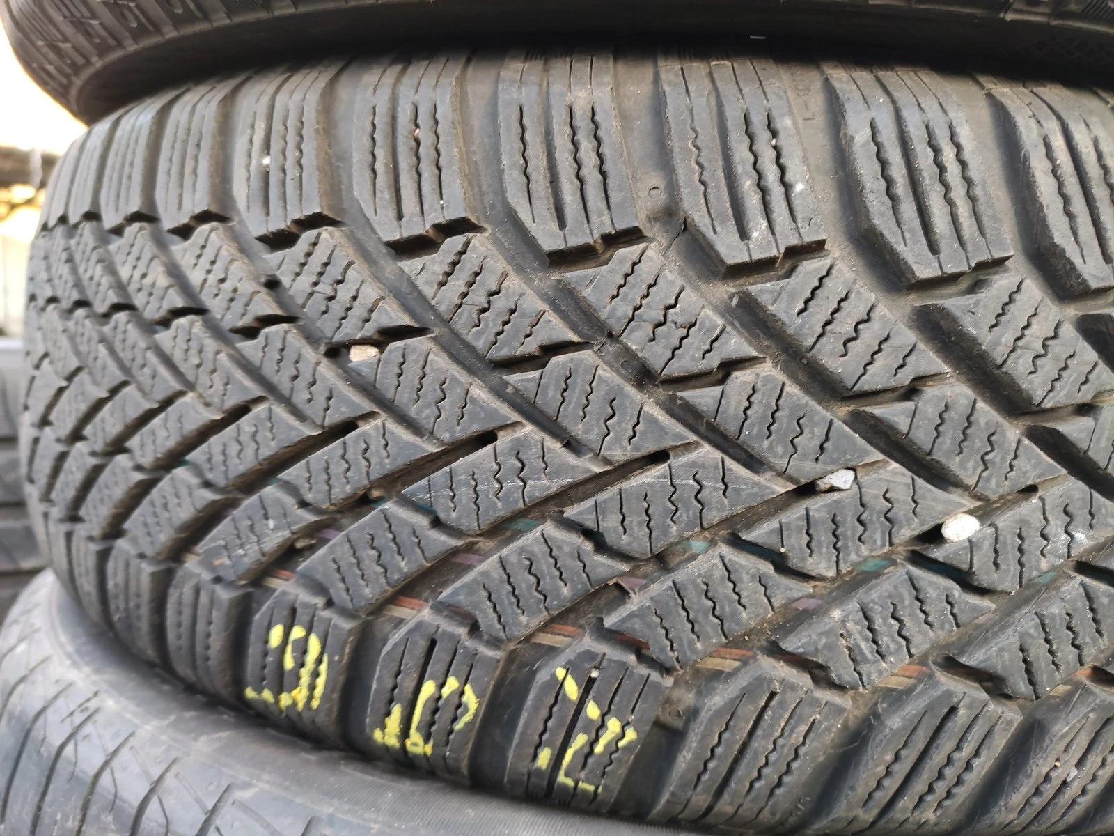 Гуми Зимни 195/65R15, снимка 2 - Гуми и джанти - 56732356