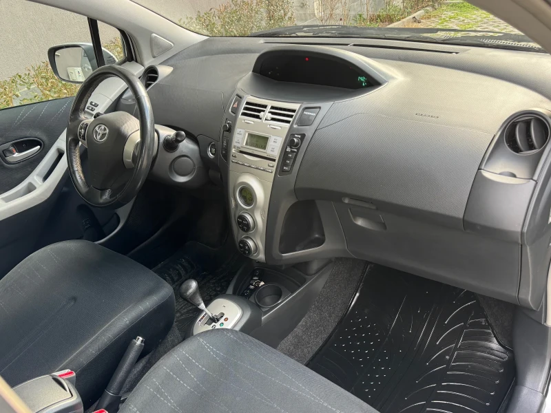 Toyota Yaris 1.3i / Keyless, снимка 10 - Автомобили и джипове - 53183914