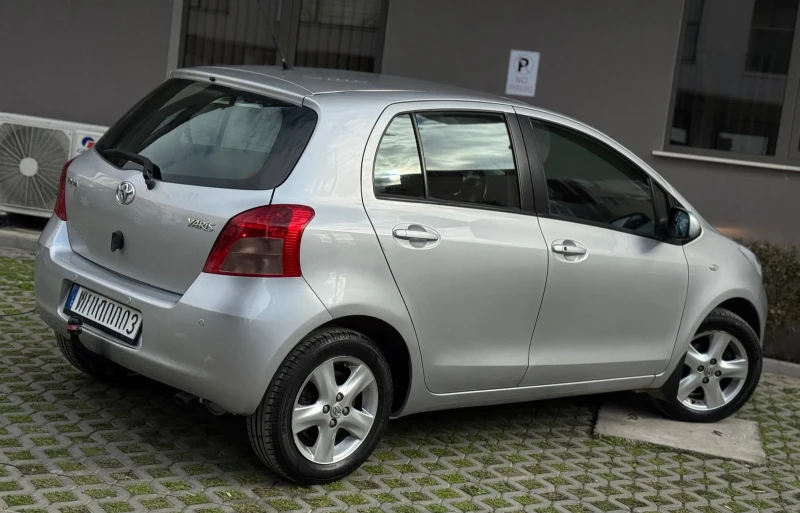 Toyota Yaris 1.3i / Keyless, снимка 4 - Автомобили и джипове - 53183914