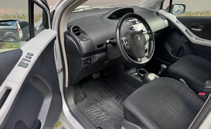 Toyota Yaris 1.3i / Keyless, снимка 8 - Автомобили и джипове - 53183914