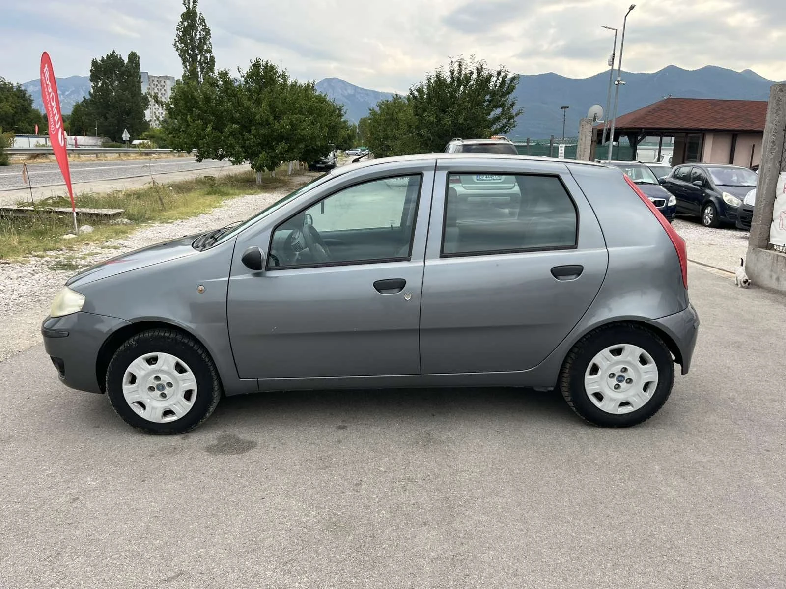 Fiat Punto 1.3I 60кс КЛИМАТИК РЕГИСТРИРАНО ОБСЛУЖЕНО - изображение 6