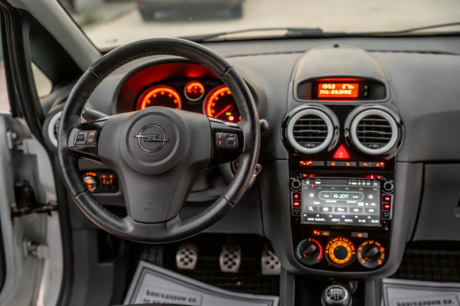 Opel Corsa 1 2i 80ks NAVI - изображение 10