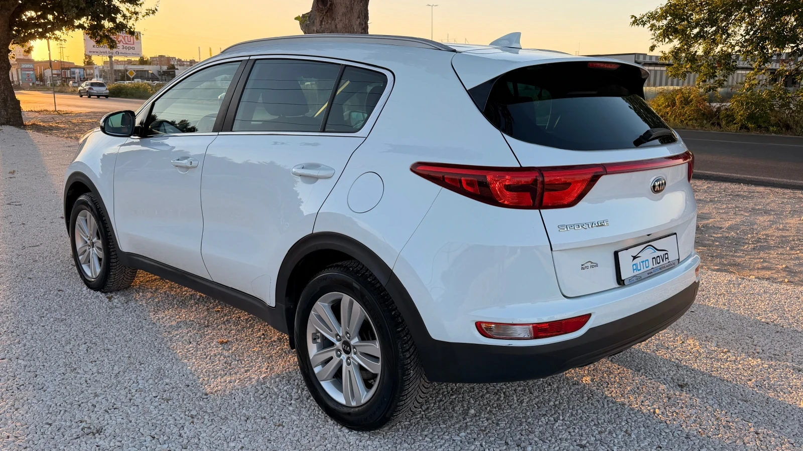 Kia Sportage 1.6 БЕНЗИН 132 К.С. КАМЕРА! NAVI! КАТО НОВА!!!, снимка 4 - Автомобили и джипове - 55982070