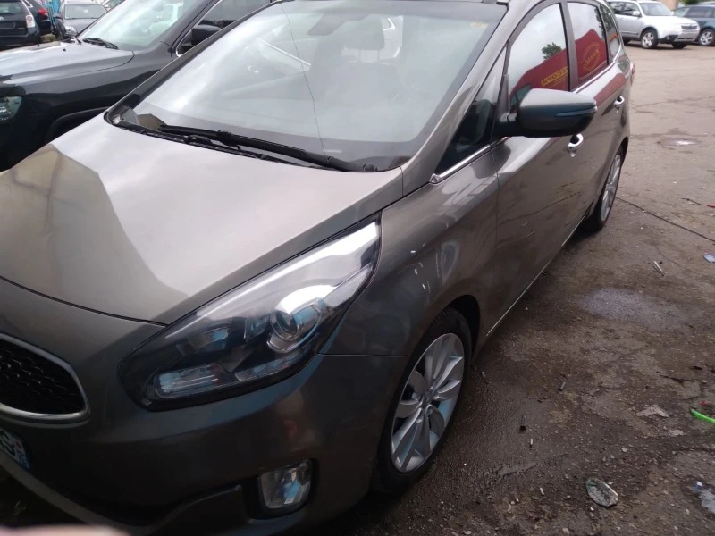 Kia Carens, снимка 17 - Автомобили и джипове - 47286259