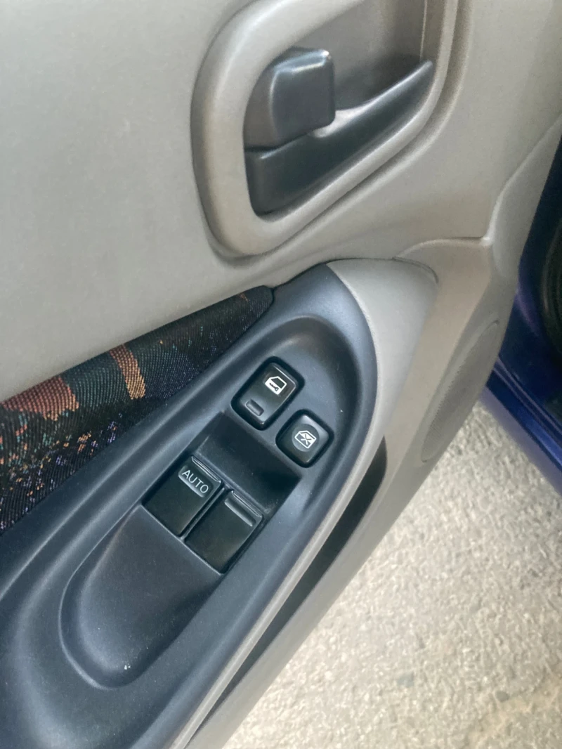 Nissan Almera 1800 куб.климатик, снимка 9 - Автомобили и джипове - 52683083