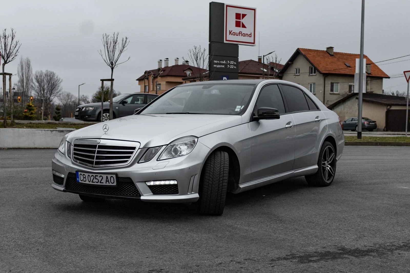 Mercedes-Benz E 220 AMG УНИКАЛНА* Напълно обслужена - изображение 2