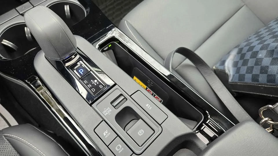 Toyota Prius LIMITED EDITION С РЕГИСТРАЦИЯ & АВТО КРЕДИТ, снимка 12 - Автомобили и джипове - 53799371