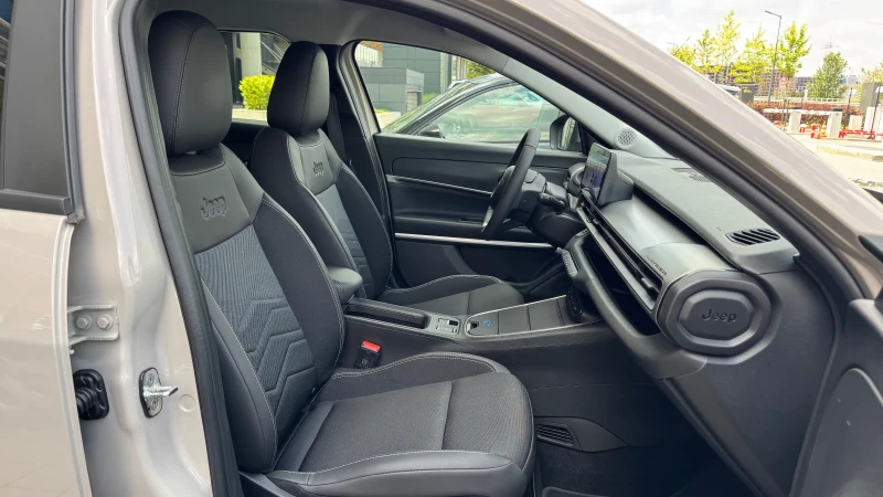 Jeep Avenger ! ПЪРВИ СОБСТВЕНИК ! ЗАКУПЕНА ОТ БЪГАРИЯ ! !, снимка 13 - Автомобили и джипове - 50494785